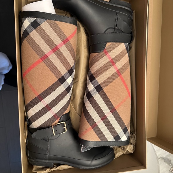 burberry boots! - Picture 1 of 2